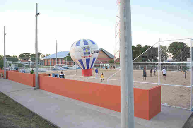 Prefeitura de Lad&aacute;rio inaugura Pra&ccedil;a P&uacute;blica com pista de skate e quadra de areia