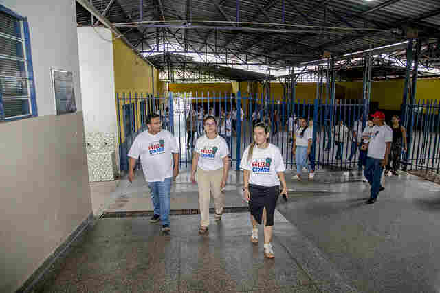 Prefeito conhece demandas de escola e unidade de sa&uacute;de no bairro Aeroporto