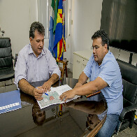 Prefeito discute regulariza&ccedil;&atilde;o fundi&aacute;ria e constru&ccedil;&atilde;o de casas populares em Corumb&aacute;