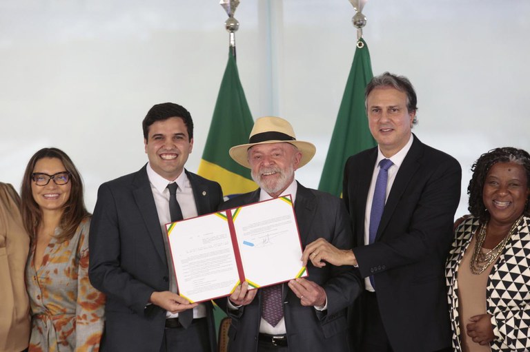 Lula sanciona lei que limita o uso de celulares nas escolas: “Ato de coragem, de cidadania e de respeito ao futuro deste país”