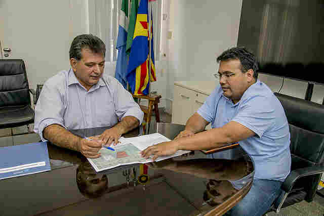 Prefeito discute regulariza&ccedil;&atilde;o fundi&aacute;ria e constru&ccedil;&atilde;o de casas populares em Corumb&aacute;