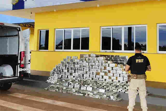 Carga com placas solares revela fundo falso de van com 657 Kg de coca&iacute;na no MS