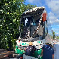&Ocirc;nibus com pacientes de Corumb&aacute; colide em traseira de carreta na BR-262 e deixa 5 feridos
