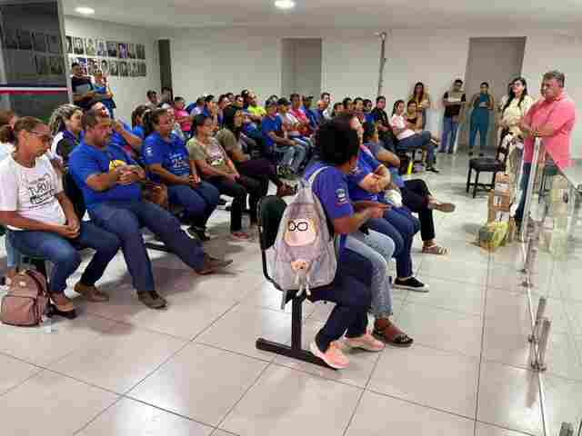Agentes de sa&uacute;de e endemias de Lad&aacute;rio se re&uacute;nem com Chefe do Executivo Ladarense