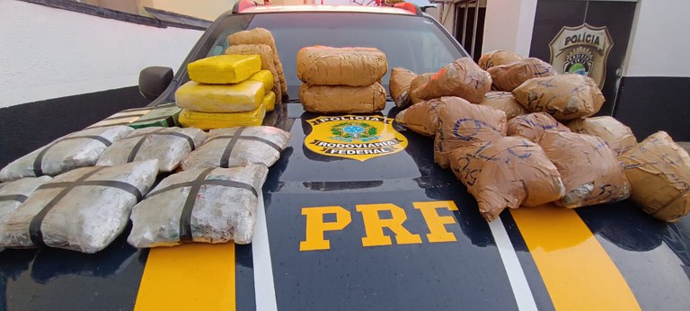 Jovem de 17 anos é detido pela PRF com 28 kg de drogas dentro de van na BR-262