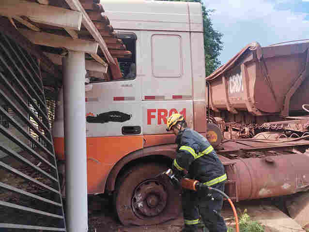 Motorista fica preso na cabine de carreta, ap&oacute;s colidir contra uma resid&ecirc;ncia na BR-262 em Corumb&aacute;