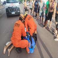 Duas pessoas ficam feridas em colis&atilde;o envolvendo moto e caminh&atilde;o na rua Cabral 