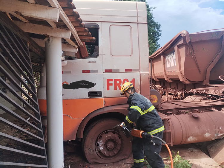 Motorista fica preso na cabine de carreta, após colidir contra uma residência na BR-262 em Corumbá