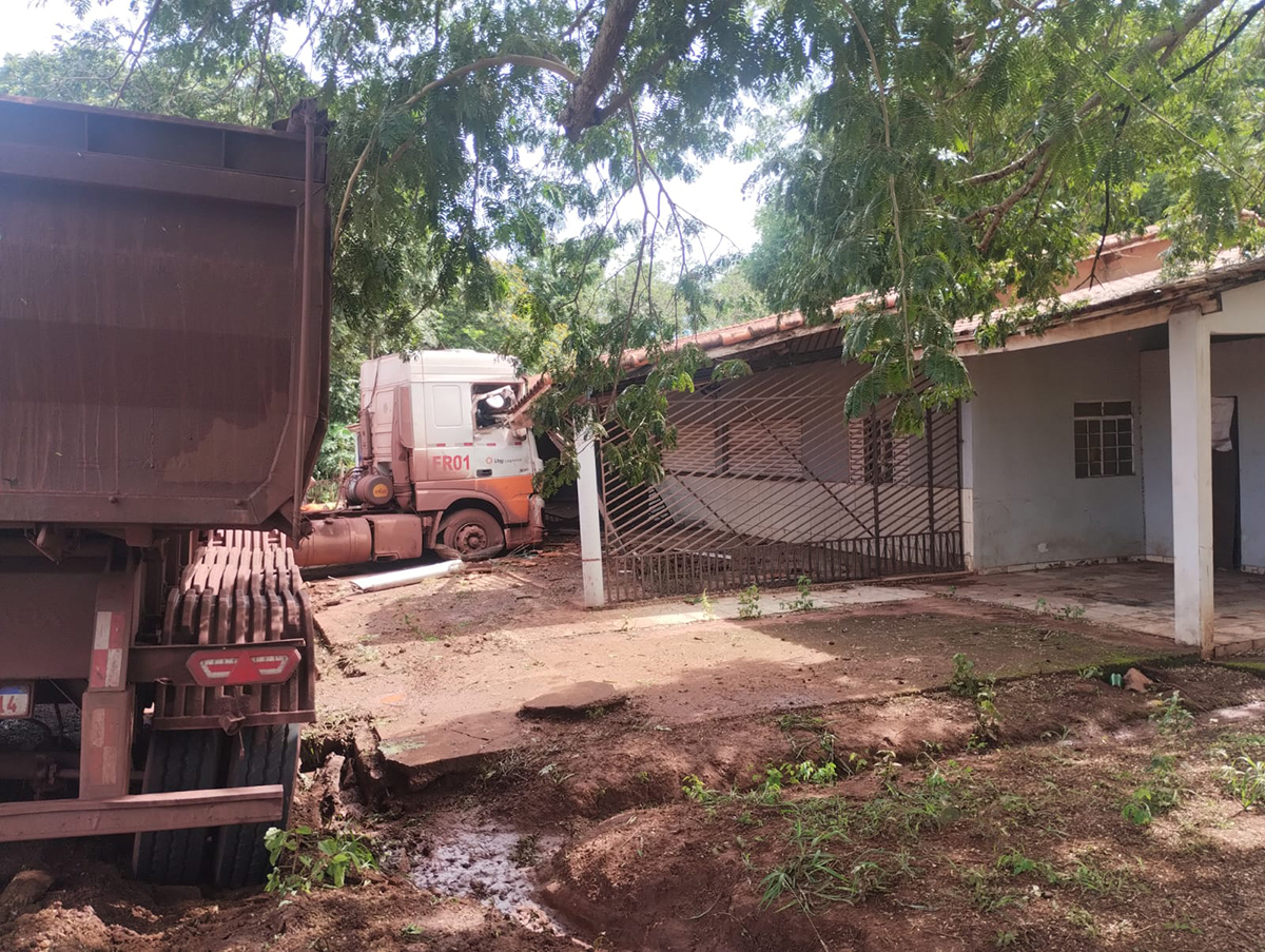 Motorista fica preso na cabine de carreta, após colidir contra uma residência na BR-262 em Corumbá