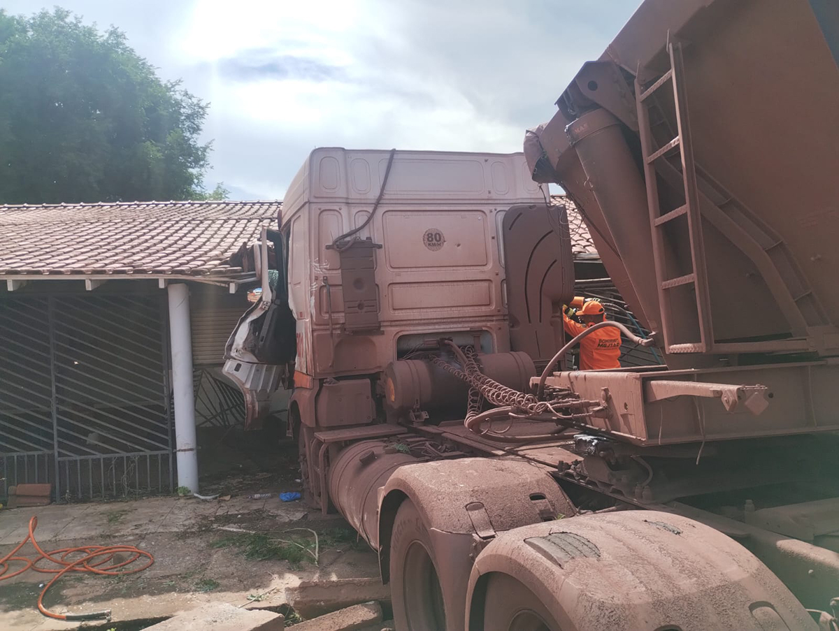 Motorista fica preso na cabine de carreta, após colidir contra uma residência na BR-262 em Corumbá