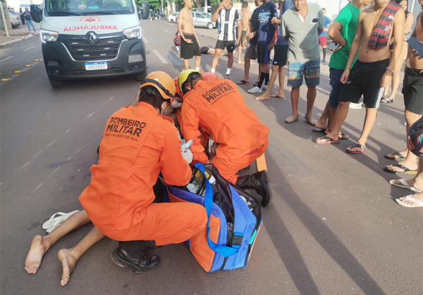 Duas pessoas ficam feridas em colisão envolvendo moto e caminhão na rua Cabral