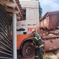 Motorista fica preso na cabine de carreta, ap&oacute;s colidir contra uma resid&ecirc;ncia na BR-262 em Corumb&aacute;