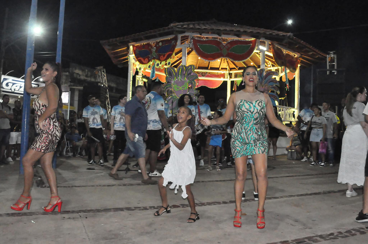 Milhares de pessoas entram na folia no primeiro "Esquenta de Carnaval 2025" de Ladário!