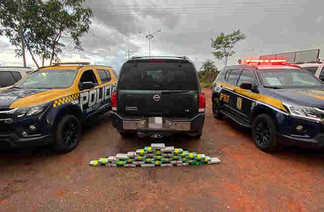 Bolivianos s&atilde;o detidos com 38 Kg de coca&iacute;na em um caminh&atilde;o guincho