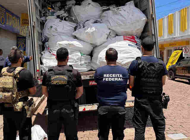 V&Iacute;DEO: Receita Federal e Pol&iacute;cia Federal apreendem 3 mil t&ecirc;nis falsificados no centro de Corumb&aacute;
