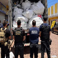 V&Iacute;DEO: Receita Federal e Pol&iacute;cia Federal apreendem 3 mil t&ecirc;nis falsificados no centro de Corumb&aacute;