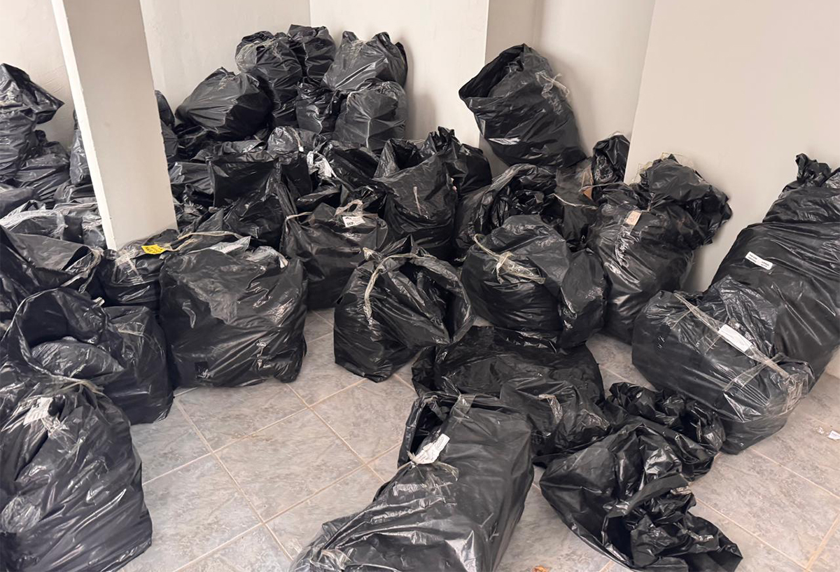VÍDEO: Receita Federal e Polícia Federal apreendem 3 mil tênis falsificados no centro de Corumbá