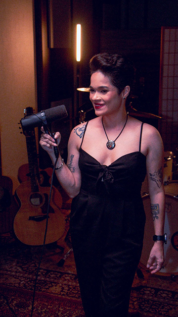 Artista corumbaense Jacqueline Costa lança novo single enaltecendo o amor e as relações humanas