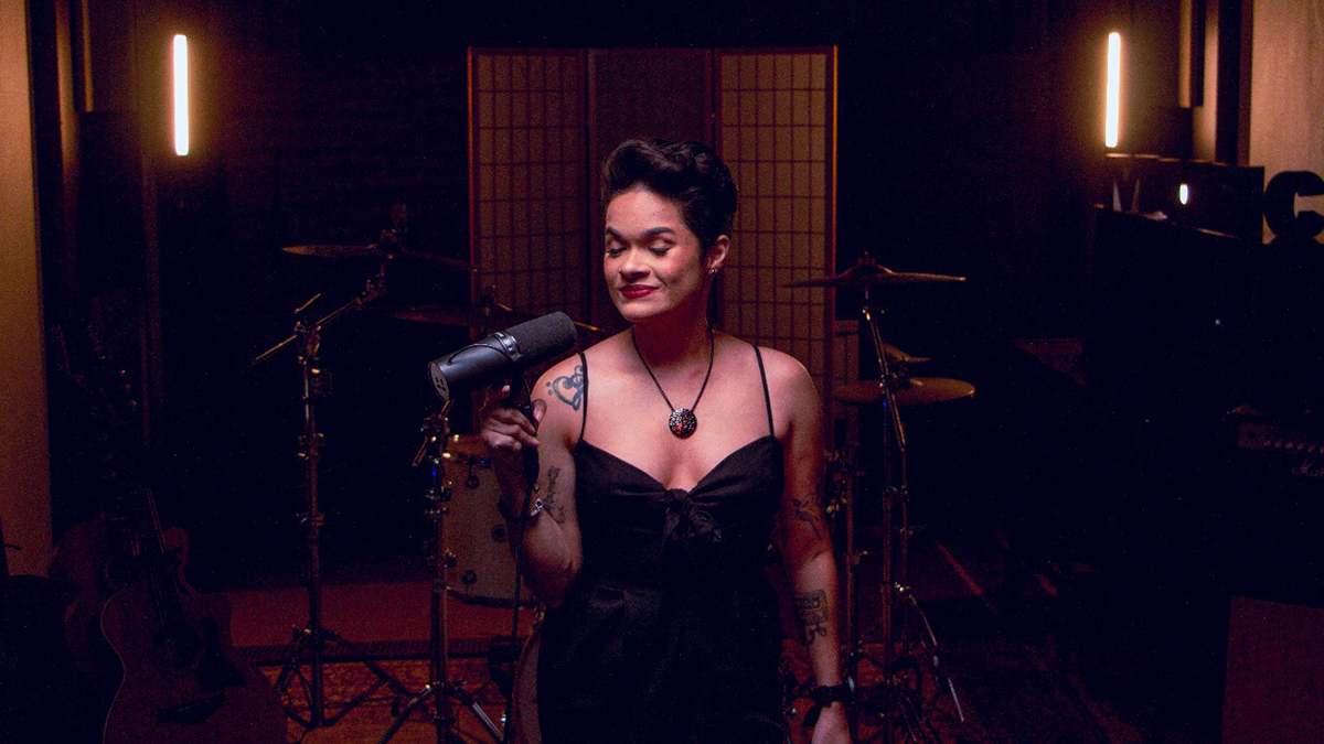 Artista corumbaense Jacqueline Costa lança novo single enaltecendo o amor e as relações humanas