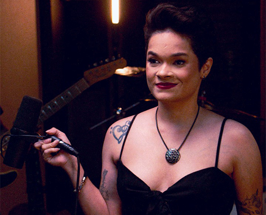 Artista corumbaense Jacqueline Costa lança novo single enaltecendo o amor e as relações humanas