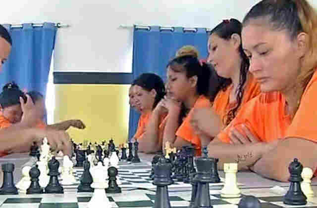 Xadrez que Liberta: esporte da mente &eacute; ferramenta para o futuro de reeducandas em Corumb&aacute;