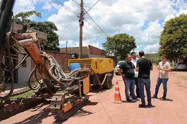 Ap&oacute;s os trabalhos de limpeza urbana, Prefeitura de Lad&aacute;rio inicia obras de asfalto e drenagem no bairro Santo Ant&ocirc;nio