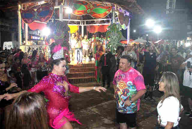 Lad&aacute;rio cai no samba com a Imp&eacute;rio  do Morro na segunda noite do esquenta