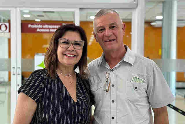 Vice-prefeita recepciona novo bispo diocesano na chegada a Corumb&aacute; nesta 2&ordf; feira