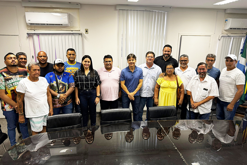 Carnaval 2025: prefeito Dr. Gabriel formaliza repasse de recursos para escolas de samba