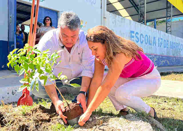 Prefeito de Lad&aacute;rio planta Ip&ecirc;-Amarelo em ato simb&oacute;lico pela Educa&ccedil;&atilde;o
