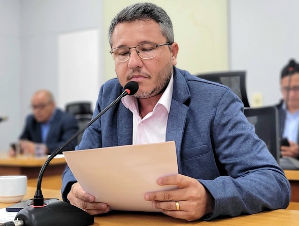 Vereador Matheus Cazarin solicita recupera&ccedil;&atilde;o de vias p&uacute;blicas nos bairros da &aacute;rea urbana da cidade
