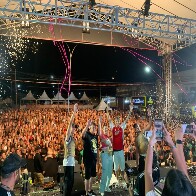 Terceira noite de folia em Lad&aacute;rio: MC Jacar&eacute; leva multid&atilde;o &agrave; loucura