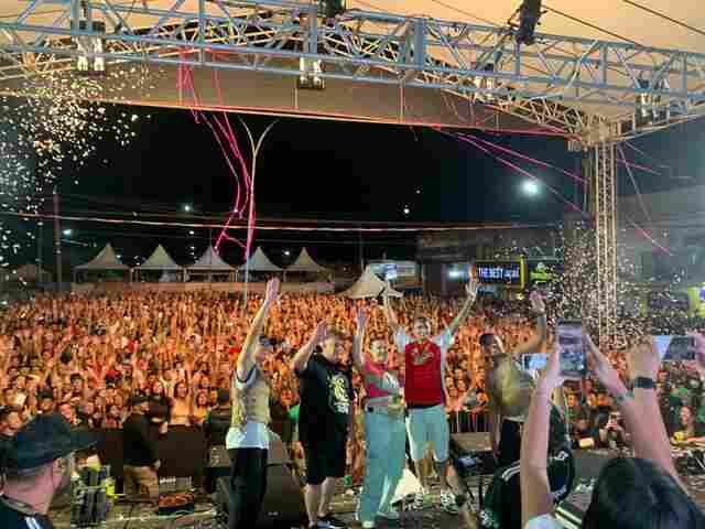Terceira noite de folia em Lad&aacute;rio: MC Jacar&eacute; leva multid&atilde;o &agrave; loucura
