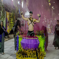 Brincando com sorte ou azar, Vila Mamona abre 2&ordf; noite de desfiles