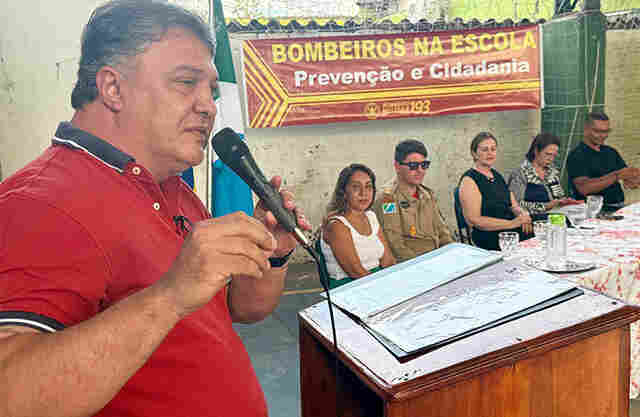 Escola Municipal 17 de Mar&ccedil;o recebe aula inaugural do projeto 'Bombeiro na Escola'