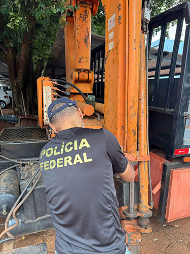 PF apreende cerca de 100 kg de coca&iacute;na ocultos em caminh&atilde;o munck que saiu de Corumb&aacute;