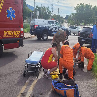 Motociclista fica ferida ap&oacute;s colidir contra autom&oacute;vel na Av. santa Cruz em Corumb&aacute;