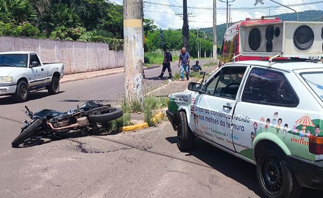 Motociclista fica ferido ap&oacute;s colidir contra carro de som na Avenida Candel&aacute;ria