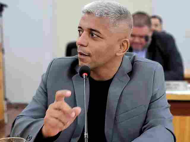 Vereador Edinaldo Neves cobra empresa por servi&ccedil;o mal realizado na Escola Carlos C&aacute;rcano