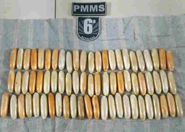 Passageiros vindos de Porto Quijarro s&atilde;o detidos em Corumb&aacute; com cerca de 180 c&aacute;psulas de coca&iacute;na ingeridas