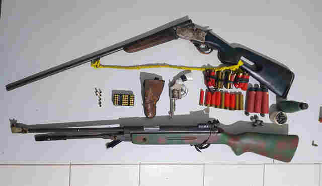 Homem &eacute; preso por posse irregular de arma de fogo e suspeita de c&aacute;rcere privado de sua filha em Lad&aacute;rio