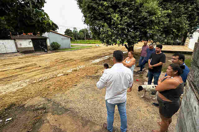 Prefeito vistoria obras de drenagem e pavimenta&ccedil;&atilde;o no bairro Centro Am&eacute;rica
