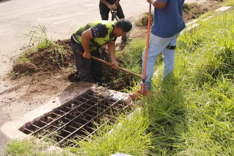 Equipe da SMISP realiza limpeza de canaletas na avenida 14 de Março