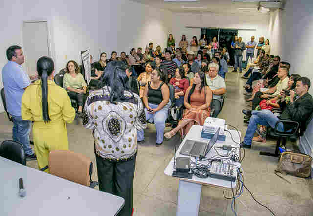 Prefeitura empossa aprovados em concurso p&uacute;blico; servidores s&atilde;o para a Sa&uacute;de