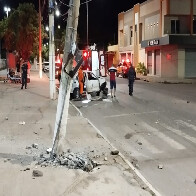 Ve&iacute;culo colide contra poste, arranca coqueiro e deixa uma pessoa ferida na Porto Carreiro