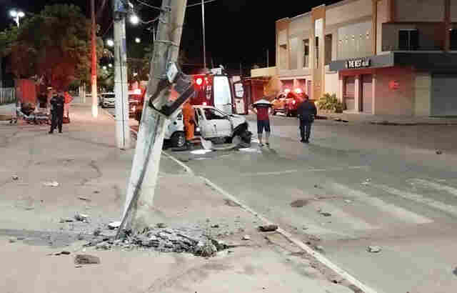Ve&iacute;culo colide contra poste, arranca coqueiro e deixa uma pessoa ferida na Porto Carreiro