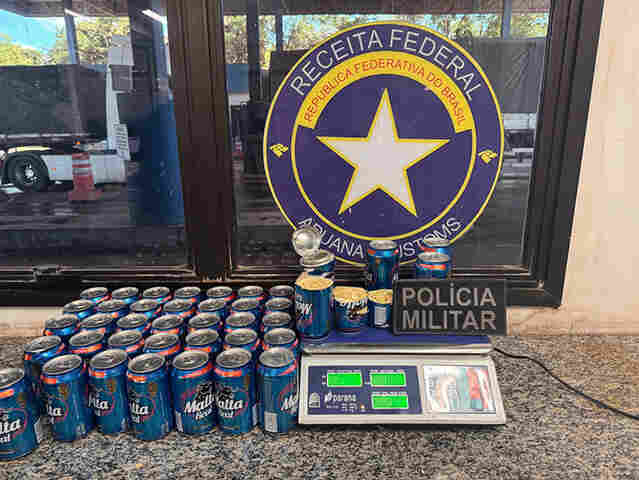 V&Iacute;DEO: Fiscaliza&ccedil;&atilde;o na fronteira com a Bol&iacute;via apreende 2,2 kg de pasta base de coca&iacute;na em latas de cerveja em t&aacute;xi clandestino
