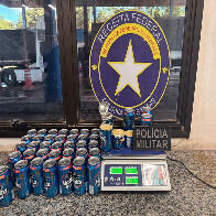 V&Iacute;DEO: Fiscaliza&ccedil;&atilde;o na fronteira com a Bol&iacute;via apreende 2,2 kg de pasta base de coca&iacute;na em latas de cerveja em t&aacute;xi clandestino