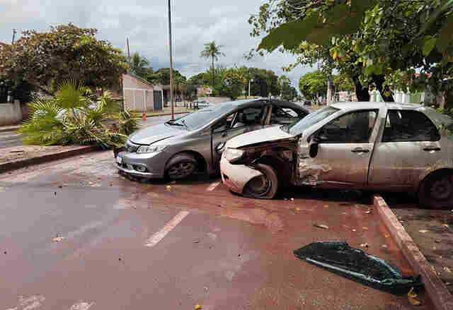 Convers&atilde;o malsucedida causa acidente entre carros na Rua Porto Carreiro e deixa uma pessoa ferida 