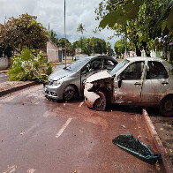 Convers&atilde;o malsucedida causa acidente entre carros na Rua Porto Carreiro e deixa uma pessoa ferida 
